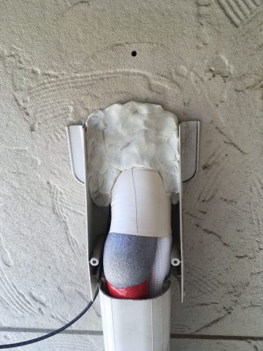 エアコン配管の穴に光ファイバー